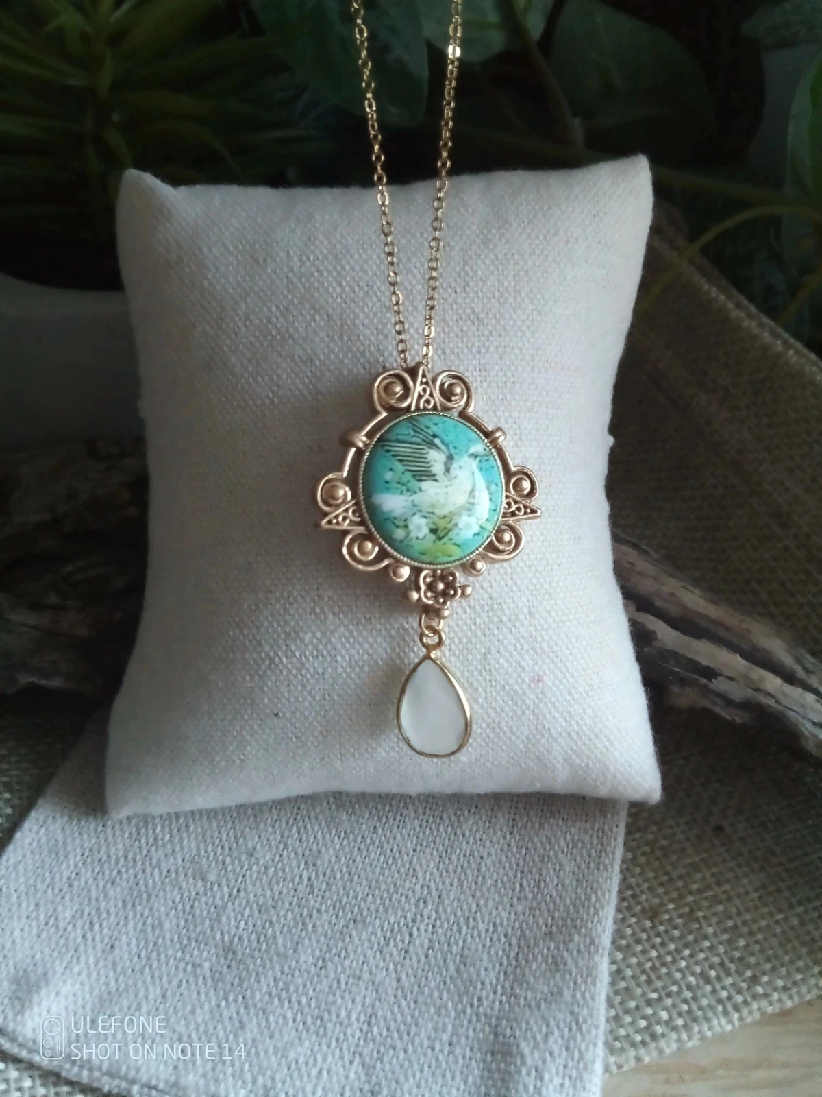Collier pendentif vintage colombe et pierre de lune à facettes